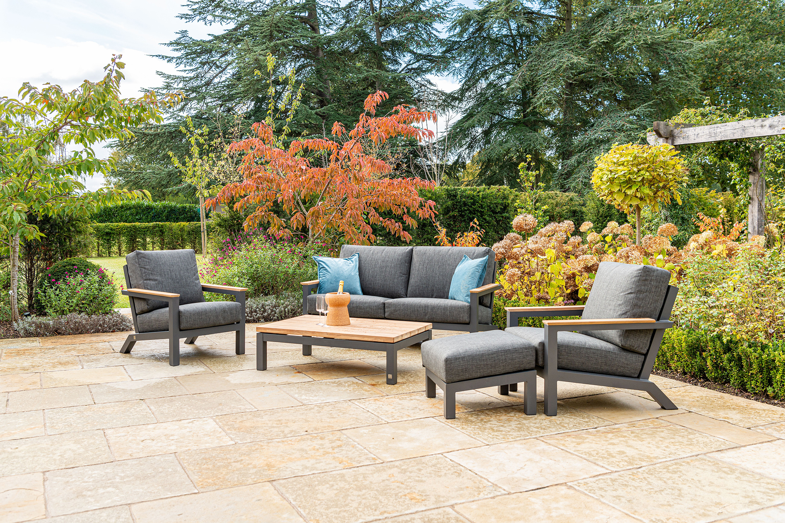 4 Seasons Outdoor Capitol Luxury Lounge Set